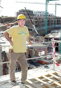 José Antonio, murare, jobbar just nu ovanför Los Monteros, ett av få byggen som återstår i Marbella. ”Det finns inte mycket plats kvar att bygga på och byggföretagen söker sig utanför Costa del Sol för nya uppdrag.”