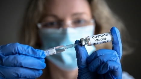 De som smittats av SARS-CoV-2 ska endast erhålla en dos av vaccinet och tidigast sex månader senare.