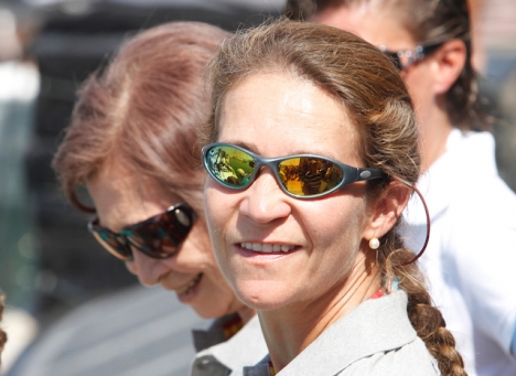 Elena de Borbón är 57 år och tillhör liksom sin syster Cristina, som dock är skriven i Schweiz, inte någon riskgrupp.
