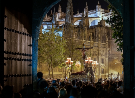 För andra gången i rad går spanjorerna miste om årets största helgfirande och dessutom inskränks rörelsefriheten kraftigt under påsken.