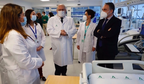 Andalusiens presidentråd Elías Bendodo uttalade sig om nedtrappningen i samband med ett besök 8 mars på regionsjukhuset i Málaga. Foto: Junta de Andalucía