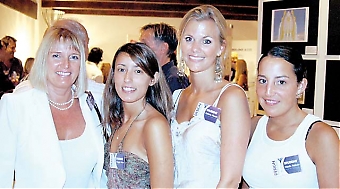 Helle Byrn (längst till vänster) med tre av sina elever från Marbella Design School.