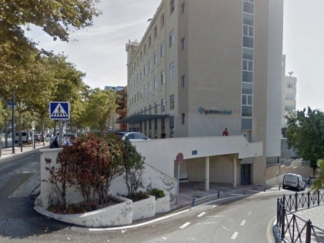 Den 43-åriga kvinnan uppsökte vård på Quirón i Marbella första gången, endast timmar efter att hon hade vaccinerats. Foto: Google Maps