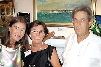 Manager Joyce Rawlins, Margit Björklund och galleriets ägare Josephus van Gestel.