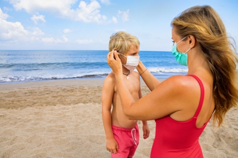 Det nya dekretet gäller påbud på munskydd för alla över sex år och kritiseras för att inte göra undantag på stranden.