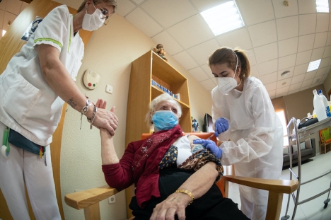 Endast en tredjedel av de äldre än 80 år har i Spanien mottagit båda vaccindoserna.