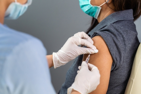Nära en halv miljon personer fick 8 april en vaccinspruta i Spanien.