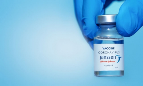Vaccinet från Janssen är det första som kräver endast en injektion för fullgod immunitet mot Covid-19. De första leveranserna till bland annat Spanien har dock tillfälligt stoppats.