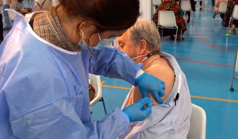Hälsovårdsministern Carolina Darias framhäver att fler personer i Spanien nu har fått full dos av Covid-vaccinet än de som officiellt smittats sedan pandemin startade.