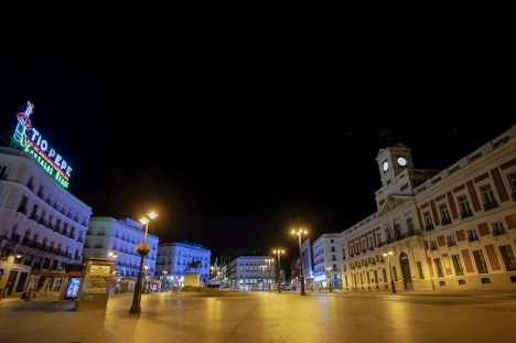 Nattligt utegångsförbud beskrivs av fyra experter som den åtgärd som sannolikt haft störst betydelse för att motverka smittspridningen. Bilden är tagen vid Puerta del Sol i Madrid.