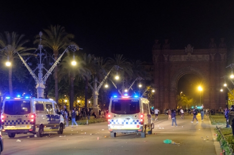 Slutet på nödläget firades i form av gatufester över hela landet, många av dem urartade och polisen har gjort ett stort antal ingripanden under helgen. Bilden är tagen i Barcelona. Foto: Guàrdia Urbana Barcelona
