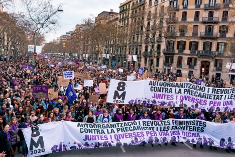 Ett av de mest kontroversiella besluten i början av pandemin, uppges vara att demonstrationerna tilläts hållas i vanlig ordning på internationella kvinnodagen 8 mars. Bilden är tagen 8 mars 2020 i Barcelona.