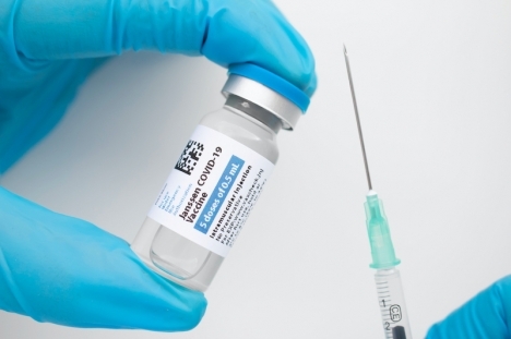En smolk i bägaren är att vaccineringen av personer som erhåller full dos bromsats, på grund av försenade leveranser av preparatet från Janssen.