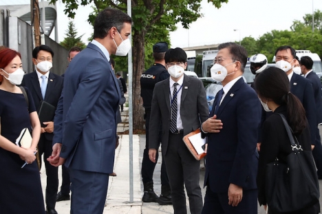 Pedro Sánchez tar emot Sydkoreas president Moon Jae-in i Barcelona.