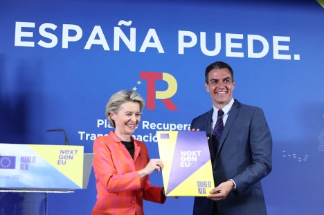 EU-kommissionens ordförande Ursula von der Leyen, lämnade över den godkända planen till Pedro Sánchez under en ceremoni i Madrid 16 juni.