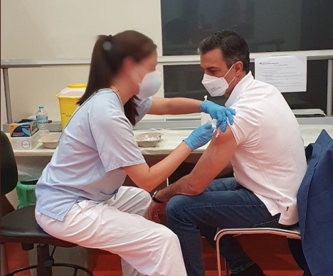 Pedro Sánchez delade själv bilder från vaccinationsögonblicket på Twitter.