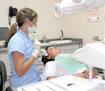 Tandläkarskräck är största anledningen till att folk inte gör de regelbundna kontroller som borgar för god munhälsa. ”Folk tror att det är mycket värre än det är i verkligheten”, säger Consuelo Linares Piñar, som försöker vara pedagogisk för att lugna patienterna.