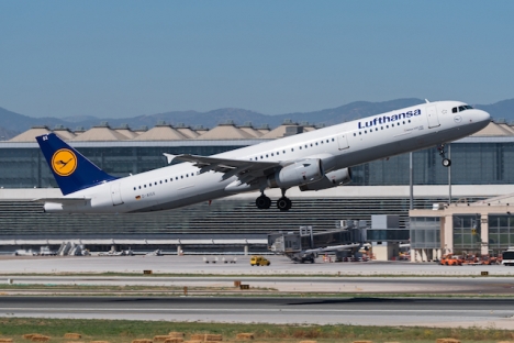 Plan från Lufthansa lyfter från Málaga flygplats.