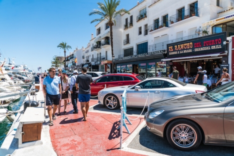 På sommaren mer än fördubblas befolkningsmängden i Marbella.