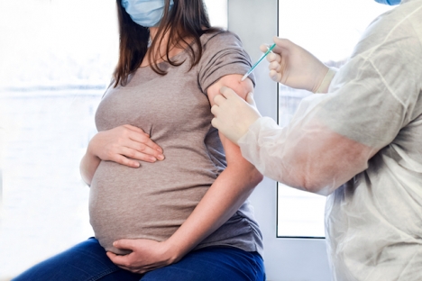 Ledande gynekologer efterlyser en brådskande prioritering av vaccinering av gravida kvinnor.