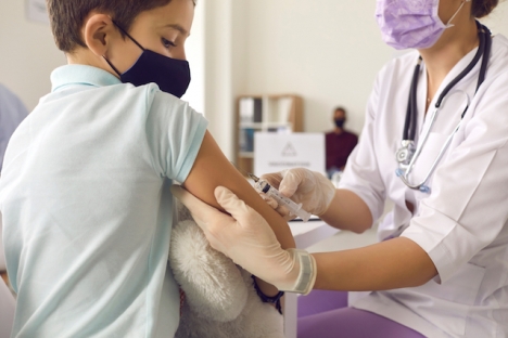 Spanien uppges inte kunna nå flockimmunitet utan att vaccinera även yngre än tolv år, men ju längre ned i åldrarna desto mindre är fördelarna i förhållande till riskerna.