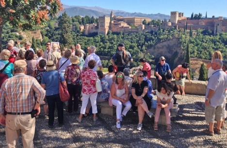 Första halvåret i år anlände hälften så många utländska turister till Spanien som samma period 2020.