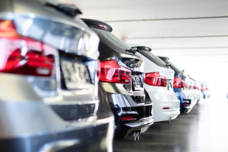En rad faktorer bidrar till att bilhandeln inte återhämtar sig.
