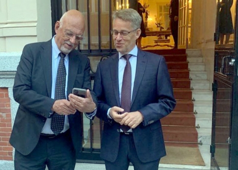Sveriges EU-minister Hans Dahlgren (t. v.) med ambassadören Teppo Tauriainen, vid ambassaden i Madrid. Foto: Embajada de Suecia
