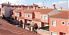 Inte längre en vitkalkad by – i Fuente de Piedra pågår byggnation av cirka 500 bostäder, alla i glada färger.