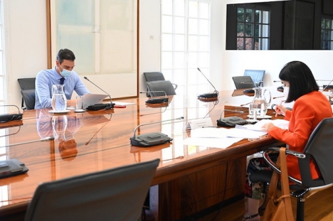 Hälsovårdsministern Carolina Darias i möte med regeringschefen Pedro Sánchez.