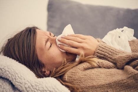 Experter rekommenderar fortsatt förebyggande åtgärder för att begränsa säsongsinfluensan.