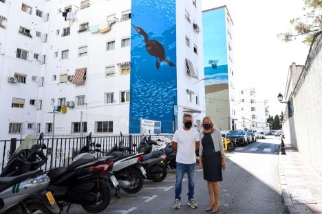 Marbellas borgmästare Ángeles Muñoz inspekterar de nya fasadmålningarna. Foto: Ayto de Marbella