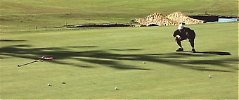 Tävlingen på Los Naranjos Golf spelades i härligt solsken och palmerna kastade skuggor över 18:es green. Heimo Kupsu studerar puttningslinjen. 
