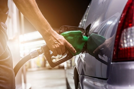 Subventionen på bensin kompenserar åter, jämfört med bruttopriset när stödet infördes.