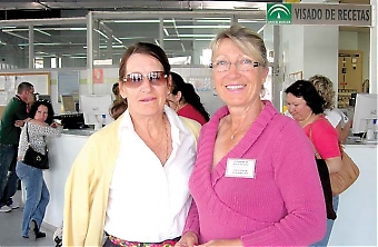 Marianne Brolin och Marianne Wingård jobbar som volontärer på vårdcentralen i Las Lagunas och tolkar för patienter som inte talar spanska. ”Här finns mycket utlänningar, britter men också skandinaver. Vi talar flera språk och bjussar gärna på det”.