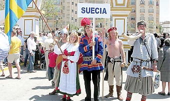 Svenskarna, ackompanjerade av tvättäkta vikingar, gör sitt inträde på ”Feria Internacional de los Pueblos” i Fuengirola.
