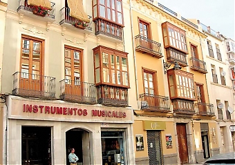 Än så länge har Málaga kommun, med startbidrag från EU, investerat totalt 79 miljoner euro i återuppbyggnaden av Centro Antiguo, 450 byggnader har hittills renoverats, några av dem ligger på Calle Carretería.