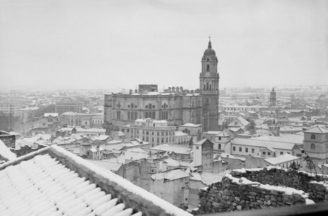 Det stora snöfallet i Málaga i februari 1954 täckte staden i vitt. Foto: Fondo Bienvenido-Arenas. Archivo Historico Fotográfico de la Universidad de Málaga
