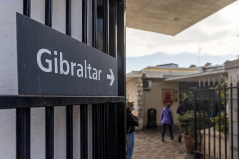 Spanien anklagas för striktare gränskontroller vid Gibraltar, vilket leder till tidvis långa köer.