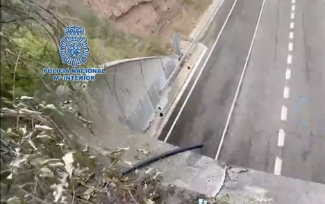 En hemmagjord anläggning hade dolts vid en viadukt, från vilken det skulle ösas maskinolja framför cyklisterna i La Vuelta. Foto: Policía Nacional