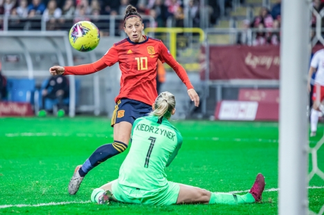 Jenni Hermoso backas upp av sina lagkamrater och en majoritet vägrar fortfarande att spela fler landskamper för Spanien.