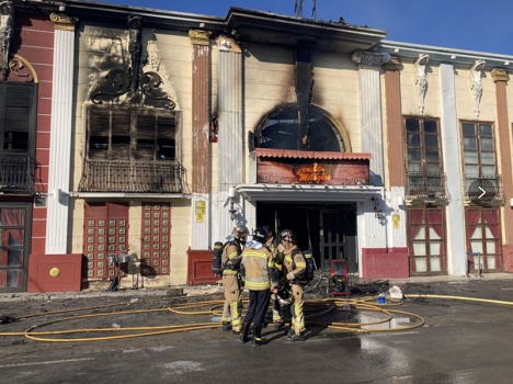 Brandmännen lyckades släcka branden relativt snabbt, men återhämtningen av dödsoffren är mödosam på grund av ras. Foto: Ayto de Murcia