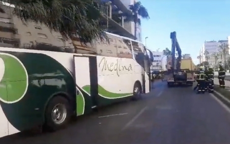 Bussen stannade först efter att den rammat flera palmer. Foto: @BomberosCbpc/X