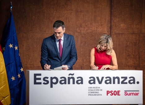 Pedro Sánchez (PSOE) och Yolanda Díaz (Sumar) undertecknade 24 oktober ett nytt regeringsavtal. Foto: PSOE