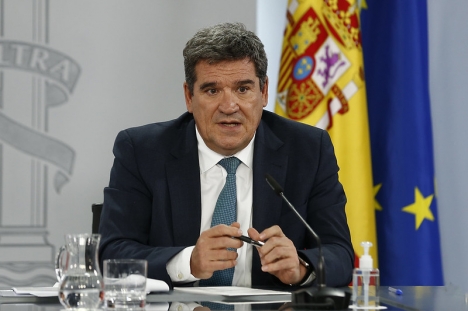 Migrationsministern José Luís Escrivá försvarar regeringens flyktingpolitik.