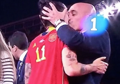 FIFA:s tillfälliga avstängning av Luis Rubiales, efter hans kontroversiella kyss av Jennifer Hermoso, har nu följts upp av tre års uteslutning. Foto: RTVE