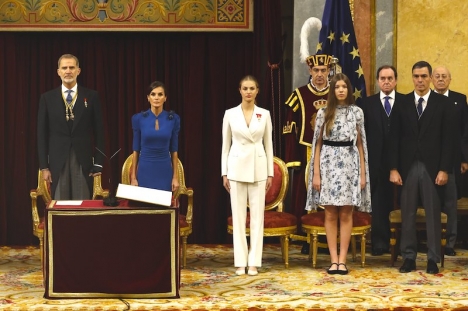 Kronprinsessan Leonor, i mitten, med övriga kungafamiljen och ställföreträdande regeringschefen Pedro Sánchez vid ceremonin i parlamentet på hennes 18-årsdag. Foto: Casa Real