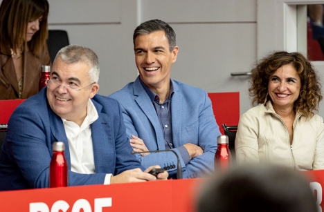 Pedro Sánchez med sin huvudförhandlare i Bryssel Santos Cerdán, till vänster. Foto: PSOE