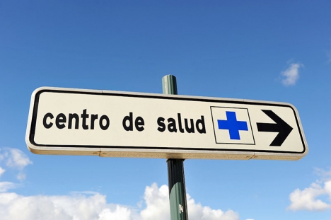 Efter att det andalusiska regionstyret prickats för att remittera många offentliga patienter till privata kliniker har vårdköerna ökat kraftigt.