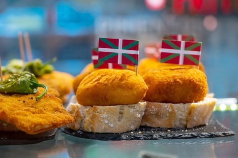 I Baskien kallas tapas för ”pintxos” och notan brukar tas fram genom att räkna de kvarvarande tandpetarna från varje plockbit som ätits.